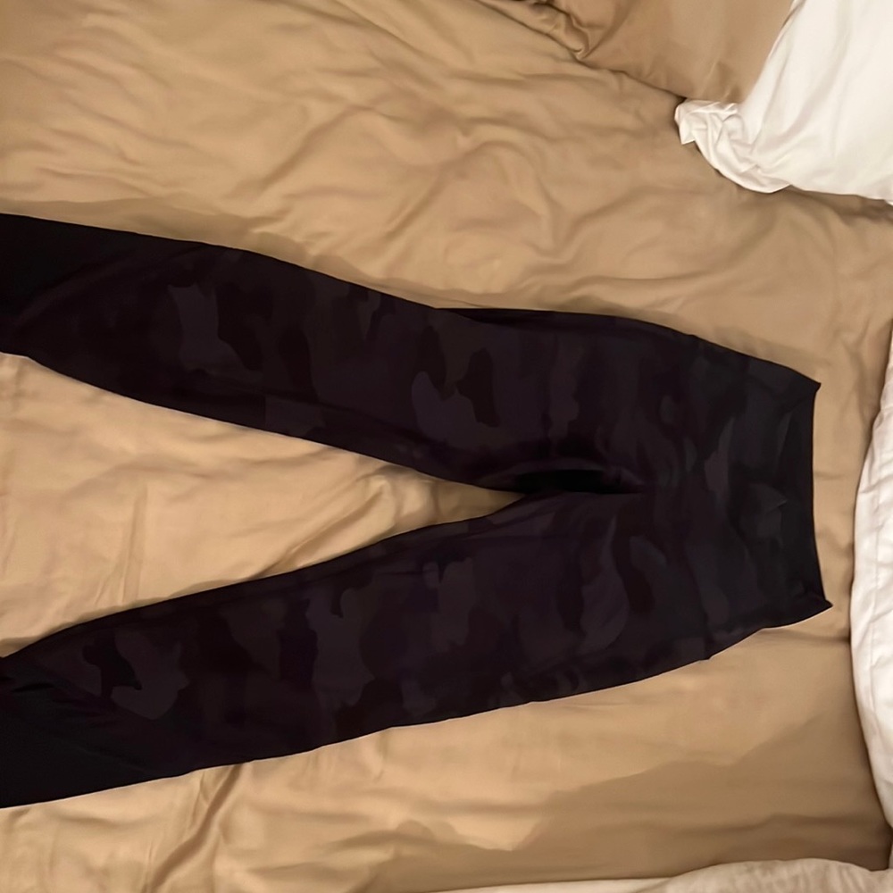 Lululemon worn once too small blue camo size 0 leggings. Capris length